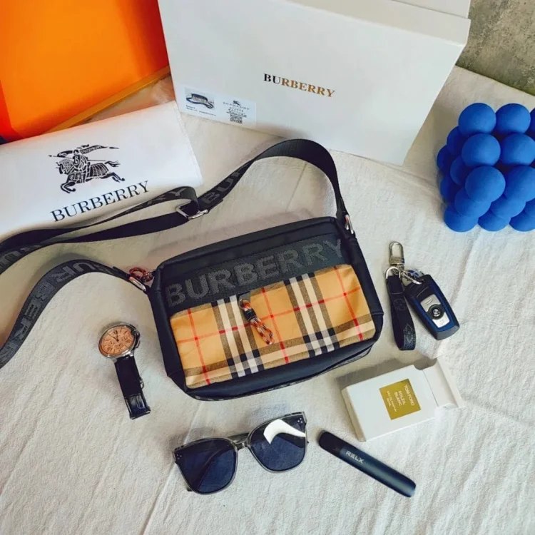 BURBERRY 7489822418